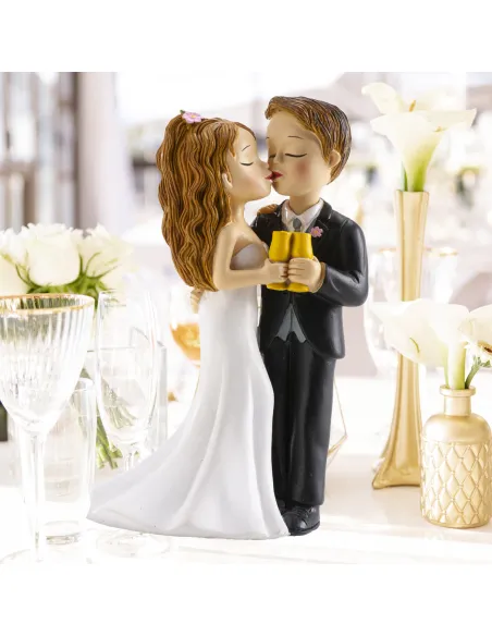 Figura novios con copa y beso 16 cm