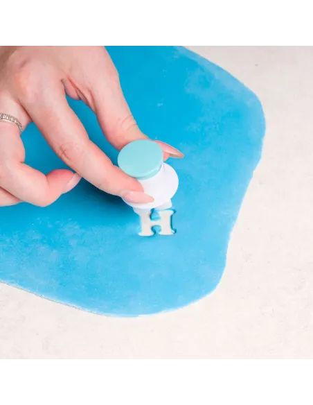 Set 26 mini cortadores con expulsor Letras Mayúsculas  LOYAL